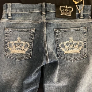 Victoria Beckham  - Victoria Beckham, lågmidjade bootcut jeans. Aldrig använda då de är lite för små på mig.  Köpta för 1000kr men säljer för 800kr. (Frakt ingår). Skriv för mer information eller bilder 💕