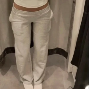 Lågmidjade mjukisbyxor bikbok - Gråa lågmidjade mjukisbyxor från Bikbok