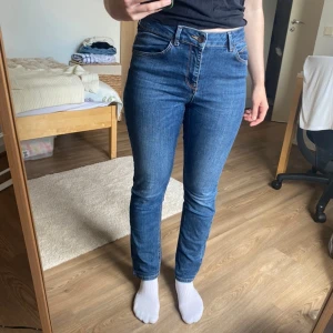 Jeans Vero Moda - Jeans från Vero Moda i storlek 28/30” - passar mig som brukar ha M. För referens är jag 163cm lång. Bild 4 är tagen i skrevet och där kan man se att byxorna är använda, lite uttöjt. I övrigt ser de fina ut.