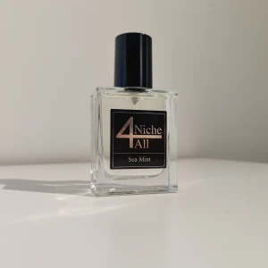 Niche4all Sea Mint - Helt ny flaska, sprayad 2 gånger. Perfekt till dig som gillar fräscha akvatiska parfymer. Om ni har förslag på byten så tveka inte på att höra av er