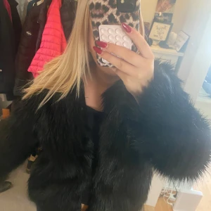 Pälsjacka - Säljer den här super fina pälsjacka i svart, från hm, i stl 44, på mig sitter den bra och jag brukar ha M/S , bra skick och pris kan diskuteras