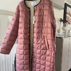 Jacka/Kappa ny med prislappen kvar  - Från Danska CC Heart Coster Copenhagen  Färg: gammal rosa/ beige 