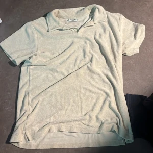 Två fina tröjor - Säljer dessa två då dom är alldeles för små Storlek 158-164 i båda. Skick på beiga 8-10 Skick på blåa 6-10