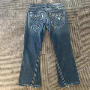 True Religion Jeans - Super feta bootcut trueys i bra skick. Modellen är joey big T. Fin distressing på bakfickorna också. Enda ”defekt” är att knapparna på framfickorna saknas men hålen är fortfarande intakta så går att lägga till nya knappar. Pris kan diskuteras.