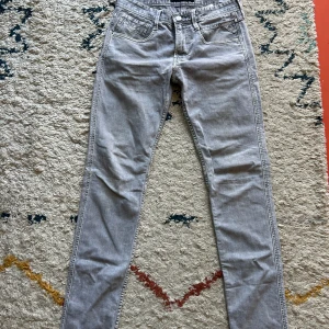 Gråa replay jeans  - Ljusgråa replay jeans i storlek w28 Model: anbass  Sitter slim fit  Bra skick 