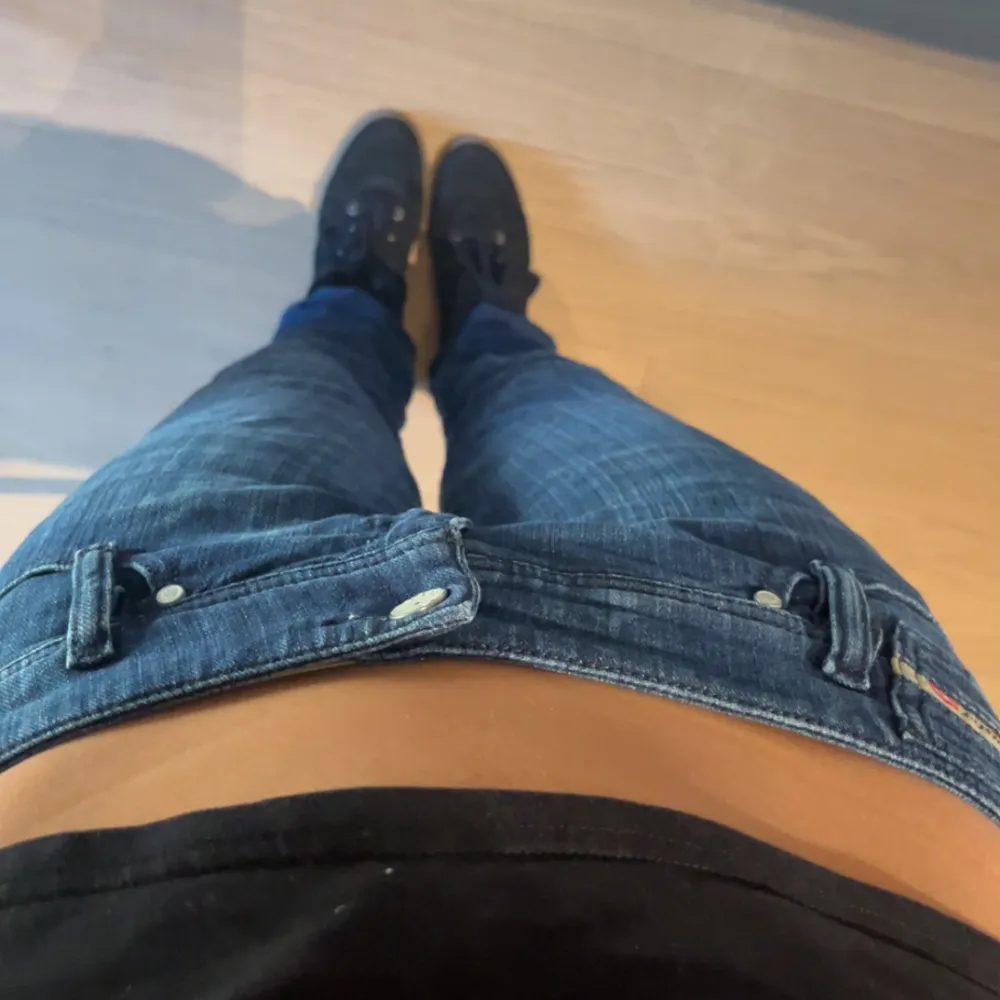 Jättefina mörkblåa diesel jeans i strl 29/32 (sitter som S/M) i straight model😍 i jättebra skick! Är superlåga i midjan. . Jeans & Byxor.