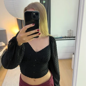 Svart detaljer blus - Super fin top med mesh armar. Använda cirka 3 gånger, jätte fin inte min stil längre.