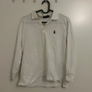 Vit ralph lauren tröja - En vit ralph lauren. Lite mindre i storlek så passar nog M bäst. Kommer aldrig till användning, bra skick. // Hör gärna av dig vid frågor!