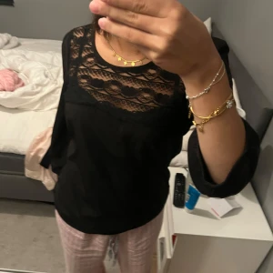 Svart spetsblus - Jättefin svart spetsblus, helt ny och kommer ej till användning, skriv för frågor 🤗