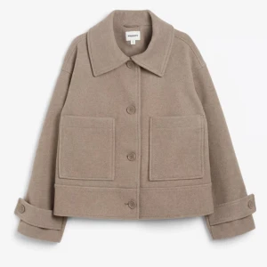 POPULÄR HÖSTKAPPA KAPPAHL - ❗️INTRESSEKOLL❗️ Denna jätte fina höstkappan som är så fin till allt! Använd men sparsamt. Är inte säker på att jag vill sälja än utan vill kolla intresset först! Färgen är beige/ ljusbrun. Bara att fråga om egna bilder! Nypris 899, slutsåld