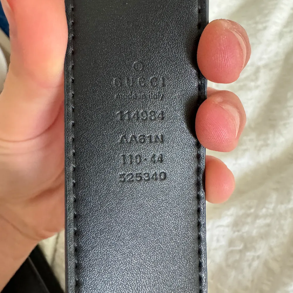 Säljer mitt svarta gucci bälte i st 110 x 44, däremot är det egna hål gjorde från tidigare ägare. Bältet är köpt på sellpy och har därmed genomgått en äkthetskontroll💕. Asusteet.