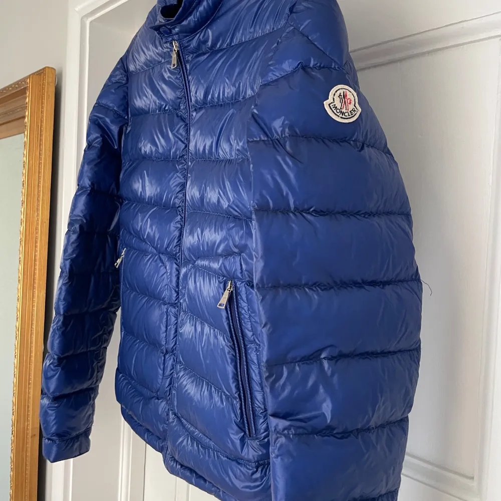 Säljer nu min Moncler Acorus perfekt till hösten! Passar runt 160-170cm. 9/10 cond.  Priset är funderbart, bara att höra av dig vid funderingar! . Jackor.