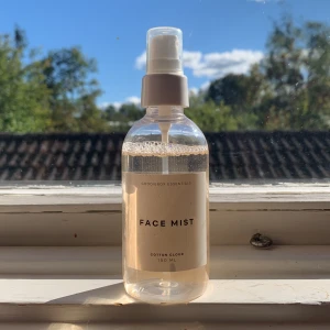 Face Mist från Goodiebox Essentials - Fräsch och återfuktande face mist. Perfekt för att ge huden en snabb uppfräschning under dagen. Innehåller 150 ml och har en lätt och behaglig doft av Cotton Cloud. Köpt för 300kr och knappt använd så säljes för 250kr