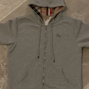 Grå Burberry Zip Hoodie Kofta - Storlek XL men passar M/L Finns inget kvitto eller prislapp.