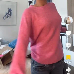 Vero moda stickad tröja - Köptes för ett tag sedan men endast använd 3 gånger ungefär. Precis som ny, inga skador. Köptes för 299. Kontakta för frågor❤️