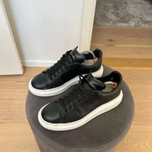 Mqueens  - säljer pga att jag inte använder dom. Jätte bra skick. Nypris 5000/6000 tusen