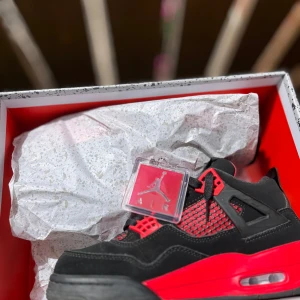 Jordan 4 Red Thunder - Säljer nu dessa riktigt snygga Jordan 4s, nyskick. Det är bara att skriva vid minsta fundering eller om du vill ha mer bilder! Priset är ej hugget i sten. De är ett ett f@k3s