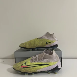 Nike phantom storlek 45 - Har klippt bort skosnöre skyddet, skorna har separerat lite på sidan 