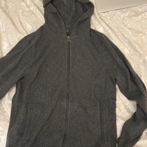 Stickad luvtröja - stickad luvtröja från guess.aldrig använts! det är S men sitter som M