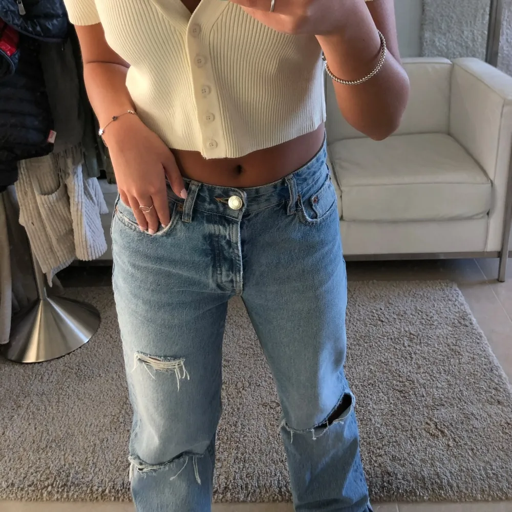 Säljer dessa slitna low waist baggy jeans från zara. Använt fåtal gånger och kommer i fint skick. Jeans & Byxor.