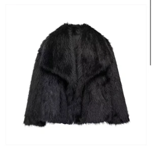 Pälsjacka - Säljer fin pälsjacka från ellos då den ej används mer. Skick 8/10, snygg nu till hösten och vintern🩷