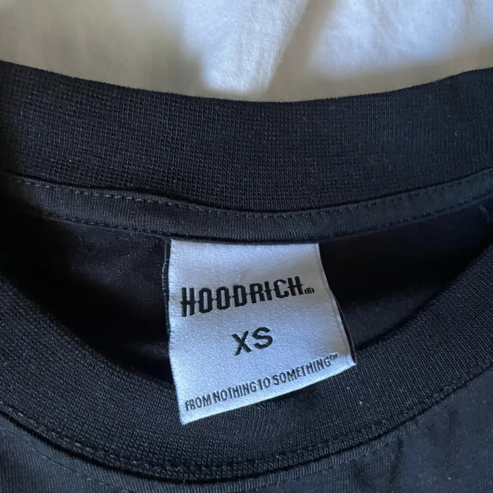 En äkta hoodrich t-shirt köpt i Sthlm på en affär. Jag har i princip aldrig använt den ungefär 2-3 gånger. Den är i fint skick och är i storlek XS men stor rätt så storleken så skulle säga att den passar en S eller M. Priset går att diskutera.😃. T-shirts.