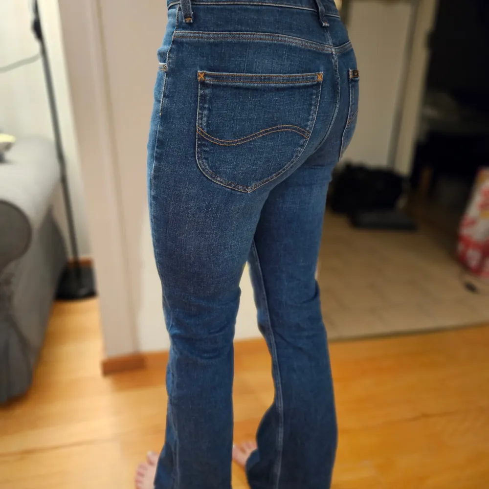 Säljer ett par snygga blå bootcut jeans från Lee. Nästan som nya Pris kan diskuteras. Jeans & Byxor.