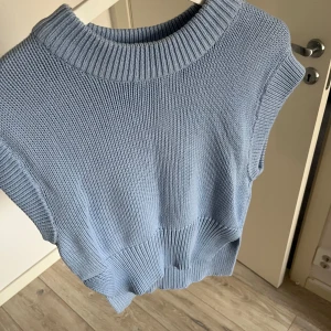Stickad väst - Blå väst från Gina, i bra skick, väldigt skön Skriv om mer bilder💙