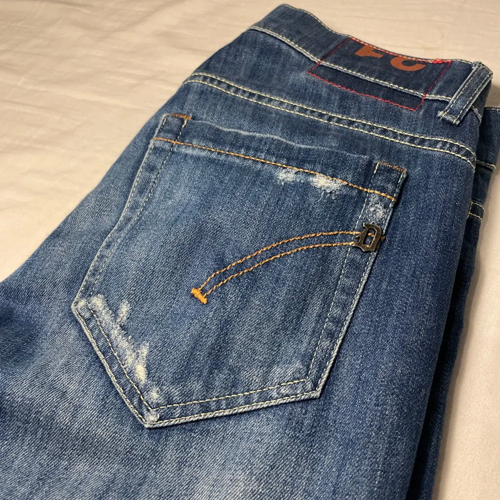 STEAL! Ett par feta dondup jeans med slitningar | passar perfekt inför hösten🍁| condition: 10/10, som nya | säljer dem för att de är för små | kom privat för minsta lilla fundering (pris kandiskuteras!) kan ta emot byten! . Jeans & Byxor.