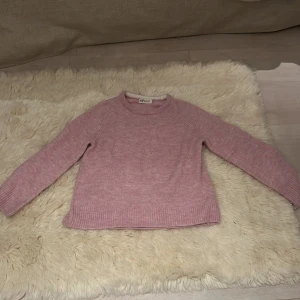 Rosa stickad tröja H&M - Super bra skick, nästan aldrig använd, skön, för 12-13 åringar (funkar för mindre men kan va lite stor)
