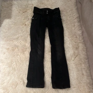 Bootcut svarta jeans H&M - Super bra skick, snygga low Waist jeans med fickor på sidan, storlek 10-11