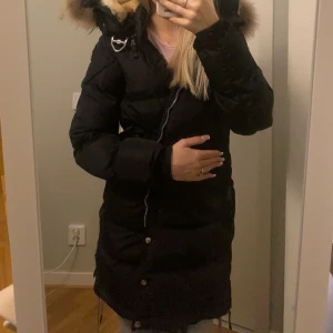 Parajumper longbear - Den är jätte fint skick, nytvättad, inga skador:) kan även byta mot en annan vinter jacka:) 