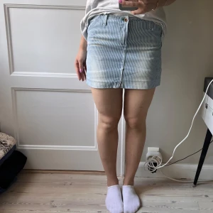 Tommy hilfiger kjol - Säljer min tommy hilfiger kjol i fint skick! Har sytt upp, men går att sprätta upp så den blir ca 5 cm längre🩵