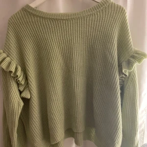 Stickad tröjs - Volang på båda ärmarna, mint grön typ