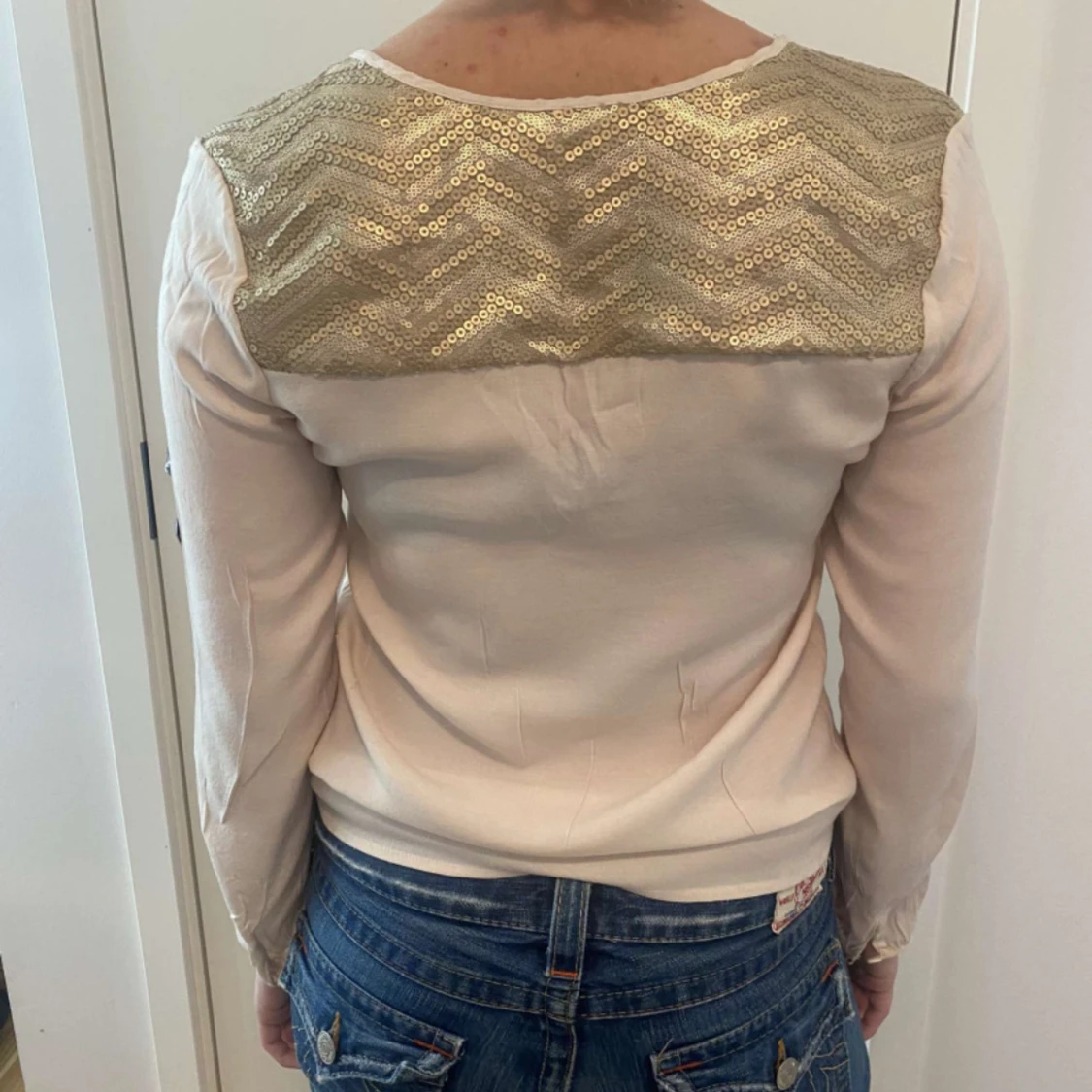 Vit och guldig tröja - 90