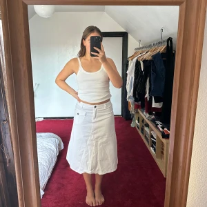 Vit kjol - Knälångkjol. Sitter snyggt lågmidjat. Aldrig använd av mig.