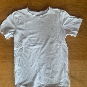 Calvin Klein T-shirt - Till ungdom. Använd men inget trasigt. 