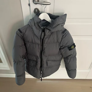 Stone island jacka - Säljer min stone island jacka då den inte har kommit till användning. Den är helt oanvänd skick 10/10, Ny pris 6200kr