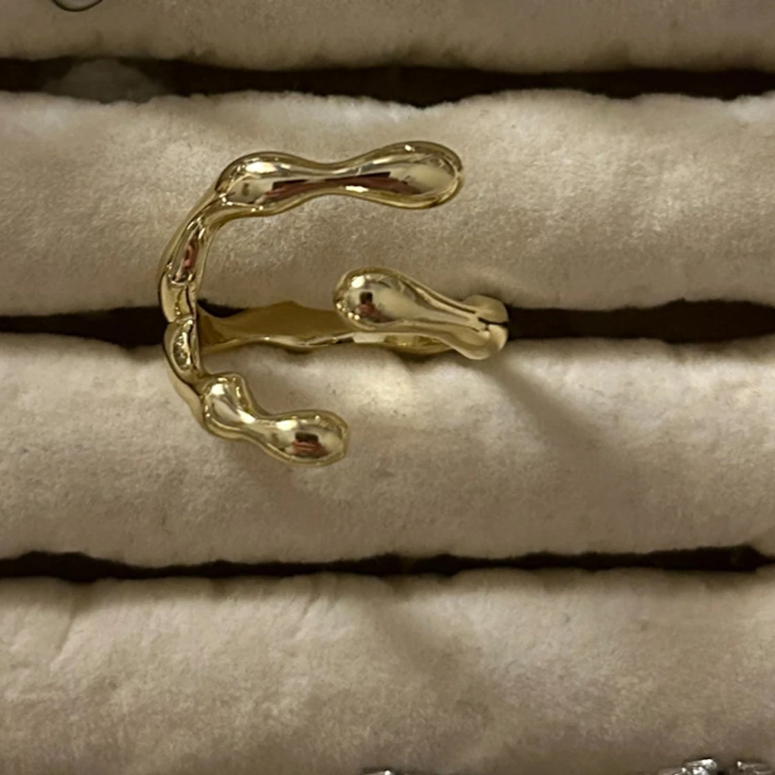 Unika guld ring i organisk form