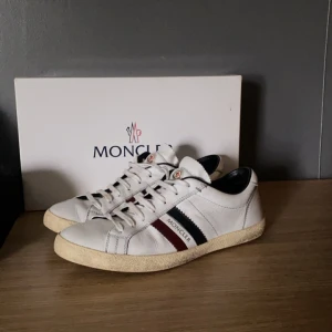 Moncler skor - Moncler skor i strl 41, passar 42. Bra skick, box medföljer 👍