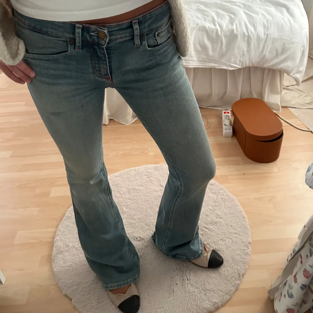 Lågmidjade jeans från Lois, som nästan är helt oanvända. Nypris ca 2000kr, midjemåttet är ca 37cm och innerbenslängden är 82cm. Jeans & Byxor.