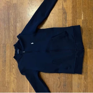 Polo ralph lauren full zip - Fint skick andvänd ett par antal gånger Skön tröja för hösten och kan matchas med mycket hör av dig för minsta lilla 🤩🤗pris går att diskuteras