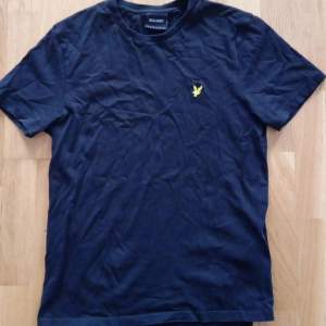 Lyle Scott T-shirt använd ungefär 5 gånger Storlek S Sitter mer som en M 