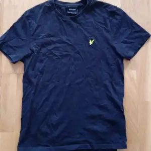 Lyle Scott T-shirt använd ungefär 5 gånger Storlek S Sitter mer som en M 