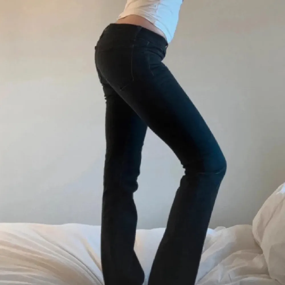 Jag säljer dessa jättefina lågmidjade bootcut jeansen få J Brand i st 28.  Klicka gärna på köp nu💕. Jeans & Byxor.