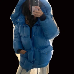 Vinterjacka  - Säljer nu min såå snygga vinterjacka i storlek xs från Hm premium kollektion som är helt slutsåld. Den är i ny skick och super varm och skön. Ny pris 2100kr. Liknar Moncler 