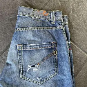 Tja! Säljer ett par riktigt feta dondup jeans i W33. Skick 9/10 inga defekter! 