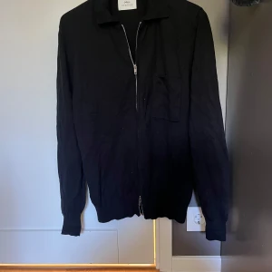 Stickad tröja från Ciszere - En stickad tröja med dragkedja från Ciszere. Tröjan är av Kashmir och Bomull. Tröjan är använd endast ett fåtal gånger och är i nyskick.  Tveka inte på att höra av er om ni har frågor!