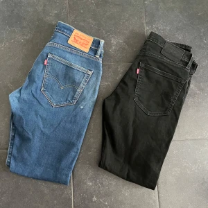Levis jeans  - Två Levis jeans den ena i använd skick och dom svara Levis jeansen i bra skick.