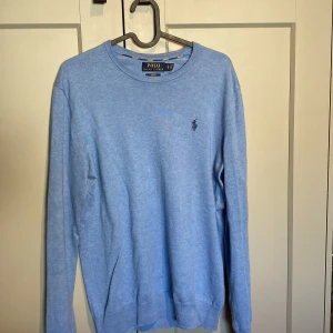 Polo Ralph Lauren tröja  - Blå Ralph Lauren tröja i ljusblå färg. Den är i väldigt bra skick, 8,5/10. 